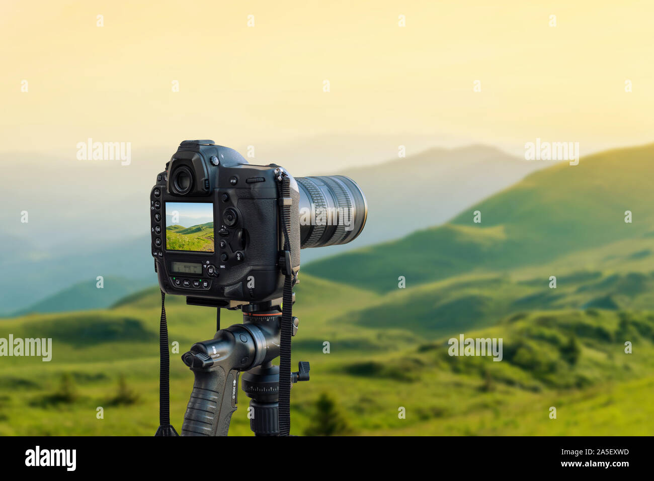Moderna fotocamera su treppiede fotografie il paesaggio. Foto Stock