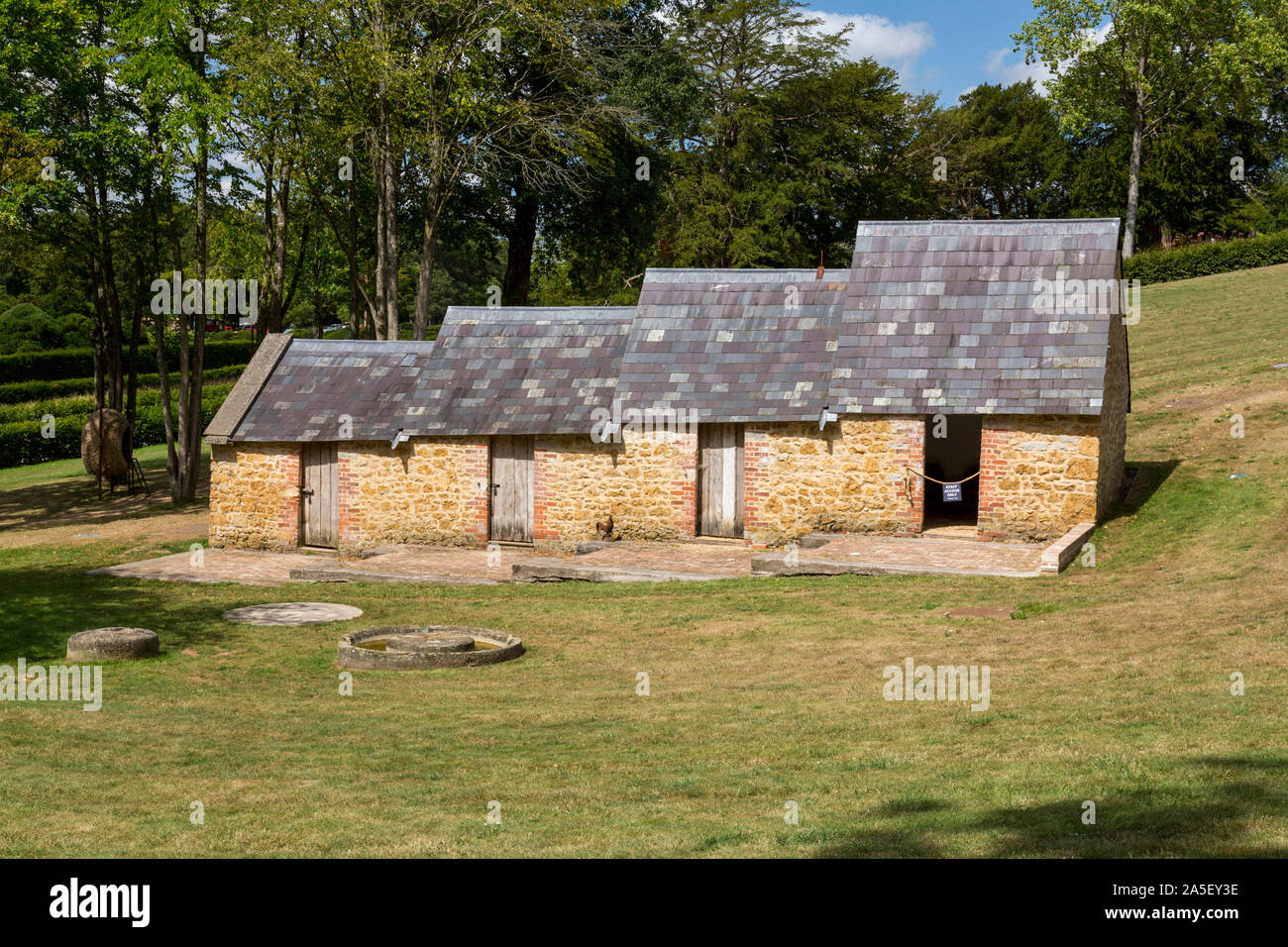 Gli uccelli casa dove la scelta libera di pollame vivo nell'appena ristrutturato " Il Tritone in Somerset' giardino e hotel, nr Bruton, England, Regno Unito Foto Stock