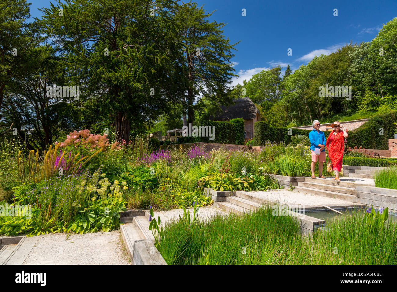 Il colorato giardino a cascata e stagni nel restaurato recentemente 'Il Tritone in Somerset' giardino e hotel, nr Bruton, England, Regno Unito Foto Stock