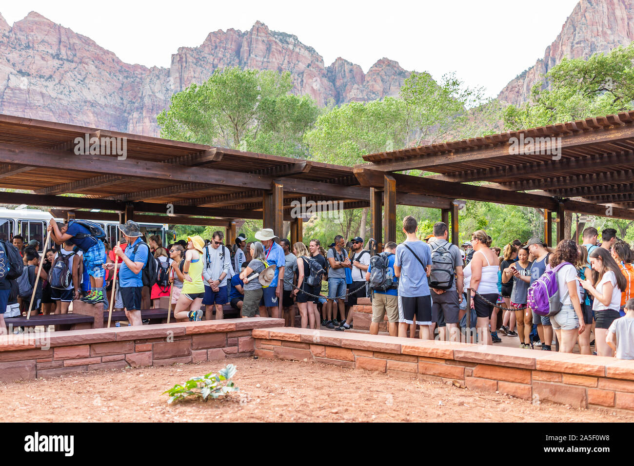Springdale, Stati Uniti d'America - 6 Agosto 2019: Zion National Park nello Utah a fermata bus navetta centro visitatori in estate con la folla di molte persone in attesa in linea qu Foto Stock