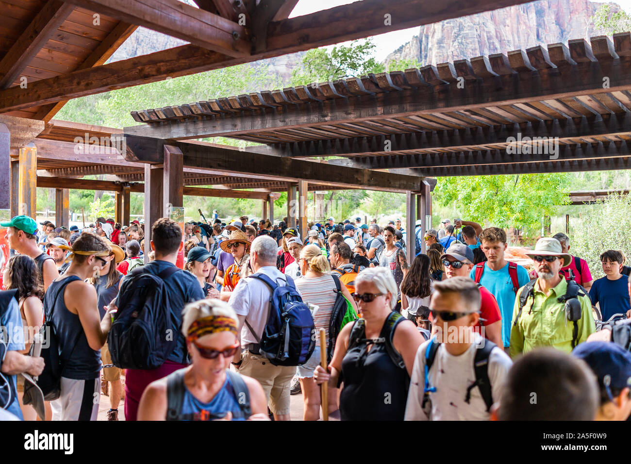 Springdale, Stati Uniti d'America - 6 Agosto 2019: Zion National Park in mattinata a fermata bus navetta centro visitatori in estate con la folla di molte persone in attesa in linea Foto Stock