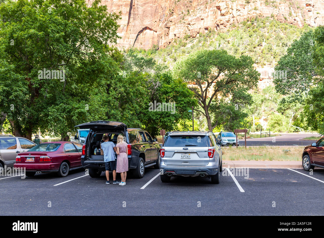 Springdale, Stati Uniti d'America - 6 Agosto 2019: Zion National Park nello Utah parcheggio in estate la gente si sta preparando per l'escursione in auto Foto Stock