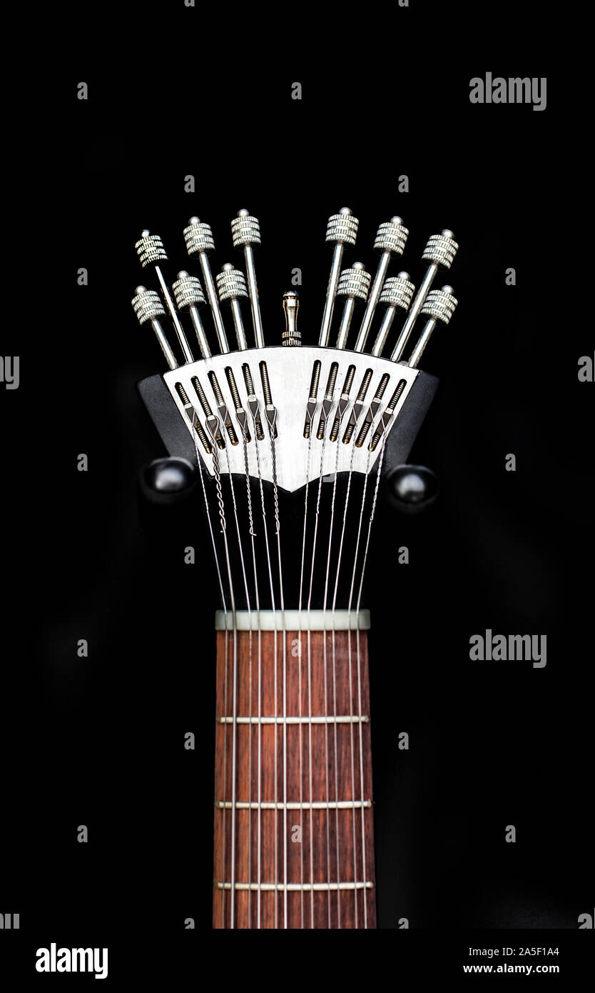 Il portoghese Coimbra chitarra. Tuning dettaglio della macchina Foto Stock