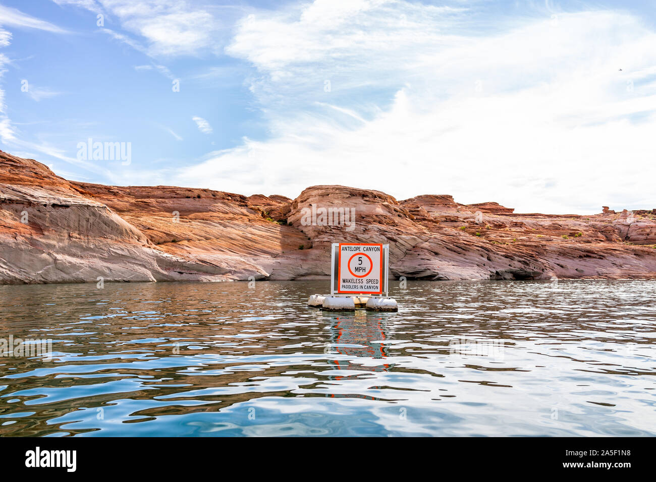 Giornata di sole al lago Powell con la vista del canyon acqua e segno per Antelope Canyon il limite massimo di velocità di riattivazione zona wakeless per barche e canoisti Foto Stock