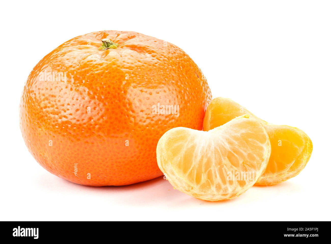 Mandarino frutto isolato su uno sfondo bianco. accanto ad essa sono fette di mandarino Foto Stock
