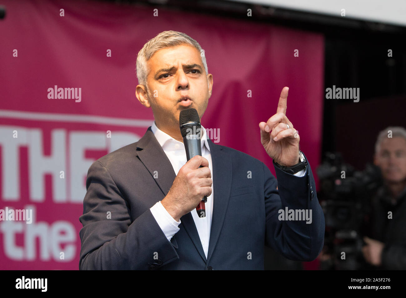 Westminster, Londra, Regno Unito. Il 19 ottobre 2019. Sindaco di Londra Sadiq Khan risolve la folla in Piazza del Parlamento. Centinaia di migliaia di sostenitori della "voto popolare' convergono su Westminster per un 'ultima parola' sul Primo Ministro Boris Johnson è di nuovo Brexit trattativa. MPs dibattito alla Camera dei Comuni il recentemente rinegoziato Brexit trattativa. Foto Stock