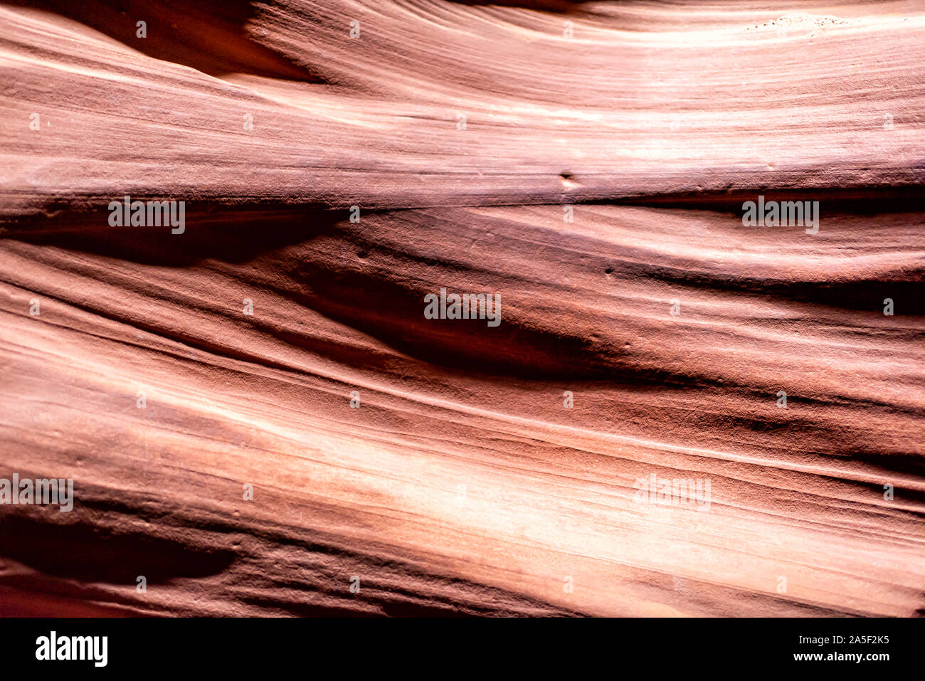 Abstract closeup vista di modelli di luce ombre a contrasto superiore slot Antelope Canyon con forma d'onda roccia arenaria nella pagina, Arizona Foto Stock