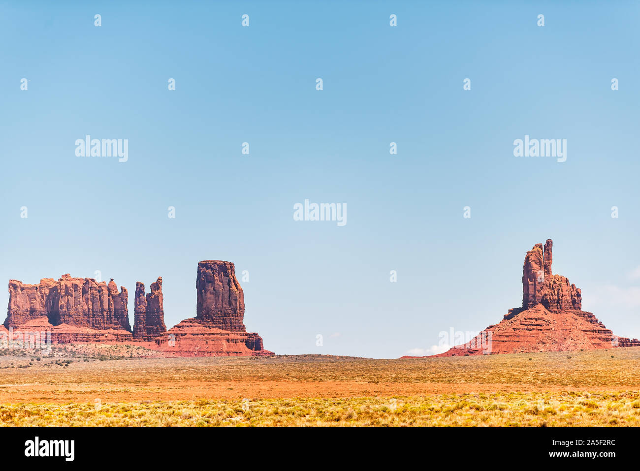 Vista di molti unici cliff mesa formazioni con arancia rossa roccia di colore su orizzonte in Monument Valley canyon durante il giorno di estate in Arizona Foto Stock