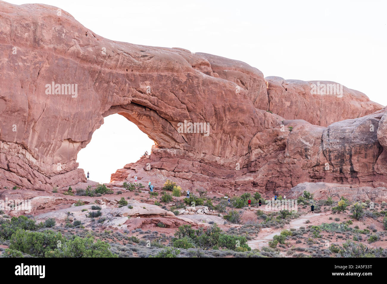 Moab, Stati Uniti d'America - 14 agosto 2019: il famoso arco di finestra di formazione unico in Arches National Park nello Utah durante l alba con rosa rossa roccia color e p Foto Stock