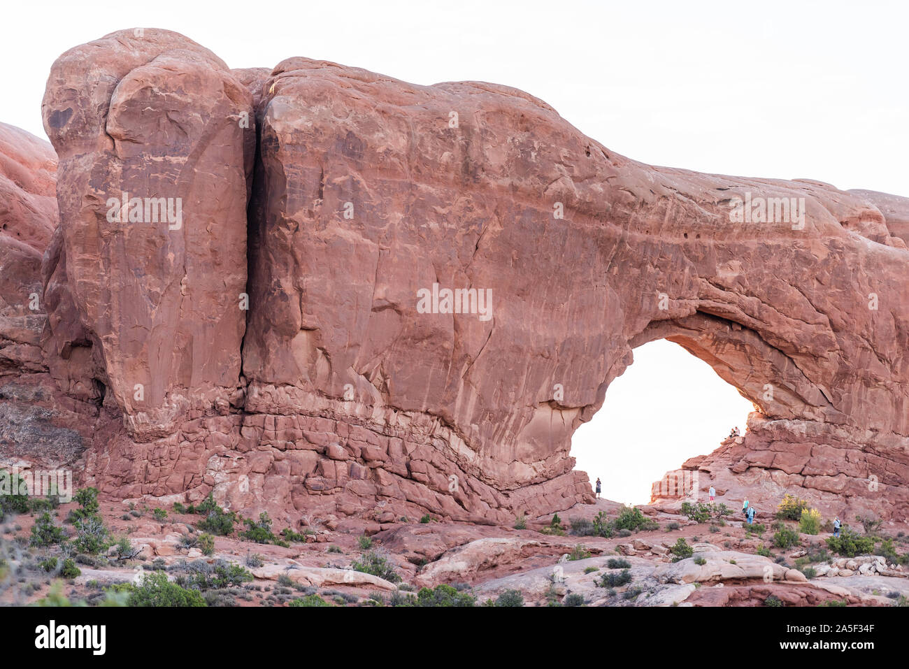 Moab, STATI UNITI D'AMERICA - Agosto 14, 2019: famosa finestra arco in Arches National Park nello Utah durante l alba con rosa rossa roccia di colore e molte persone Foto Stock