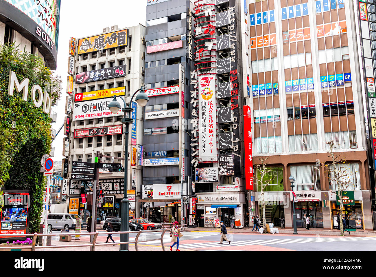 Tokyo, Giappone - 28 Marzo 2019: quartiere Shibuya street nel centro città con segno e colorata architettura moderna con negozi i negozi Foto Stock