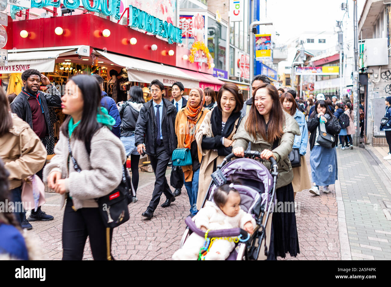 Tokyo, Giappone - 28 Marzo 2019: Famosi Takeshita street in Shibuya Harajuku con folla di molte persone a piedi dal ristorante gli edifici colorati Foto Stock