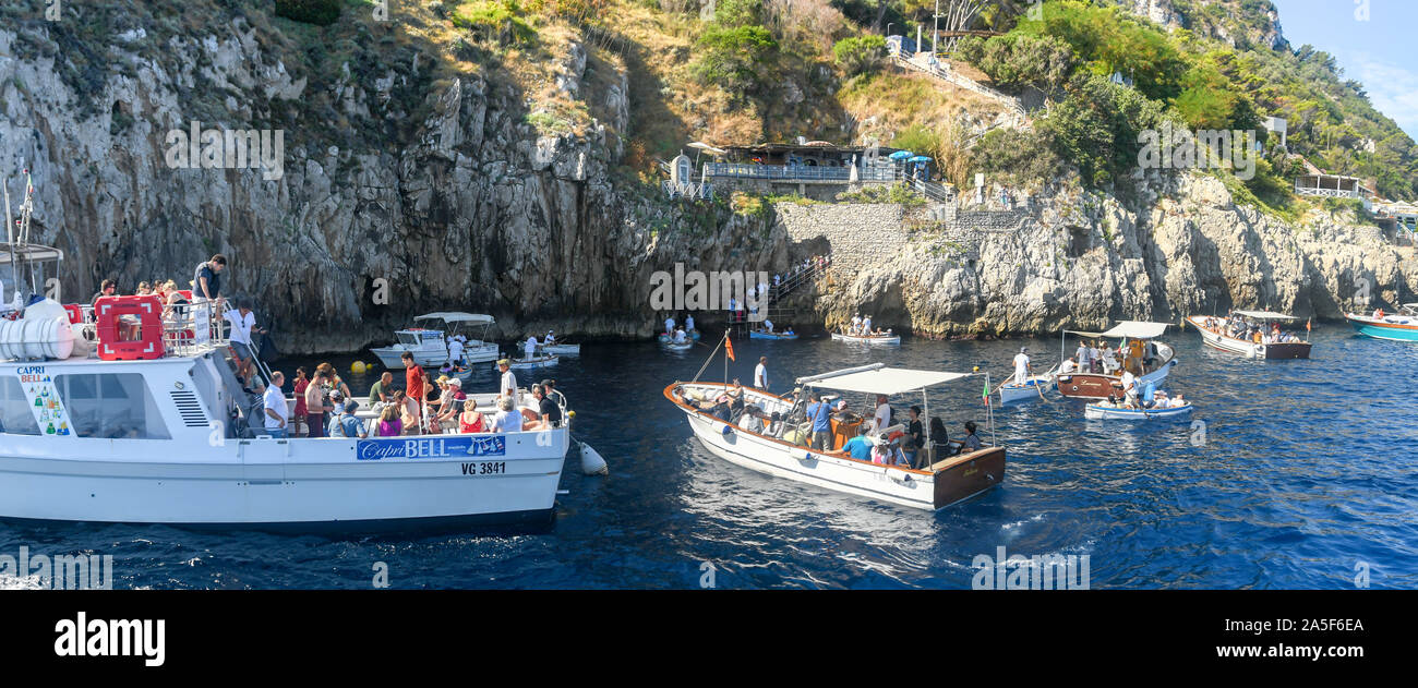 Isola di Capri - Agosto 2019: vista panoramica di turisti in piccole barche in attesa di visitare la "Grotta Azzurra" o "Grotta Azzurra" su Capri Foto Stock