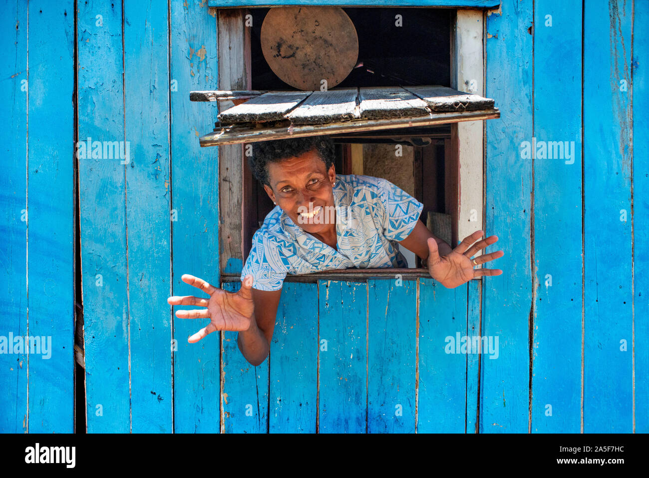 Vecchia donna in una casa di Isola Solevu e Yaro isola in Malolo Island Mamanucas gruppo delle isole Figi Foto Stock