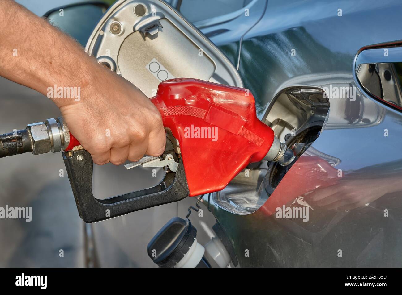 Ugello carburante auto di riempimento Foto Stock