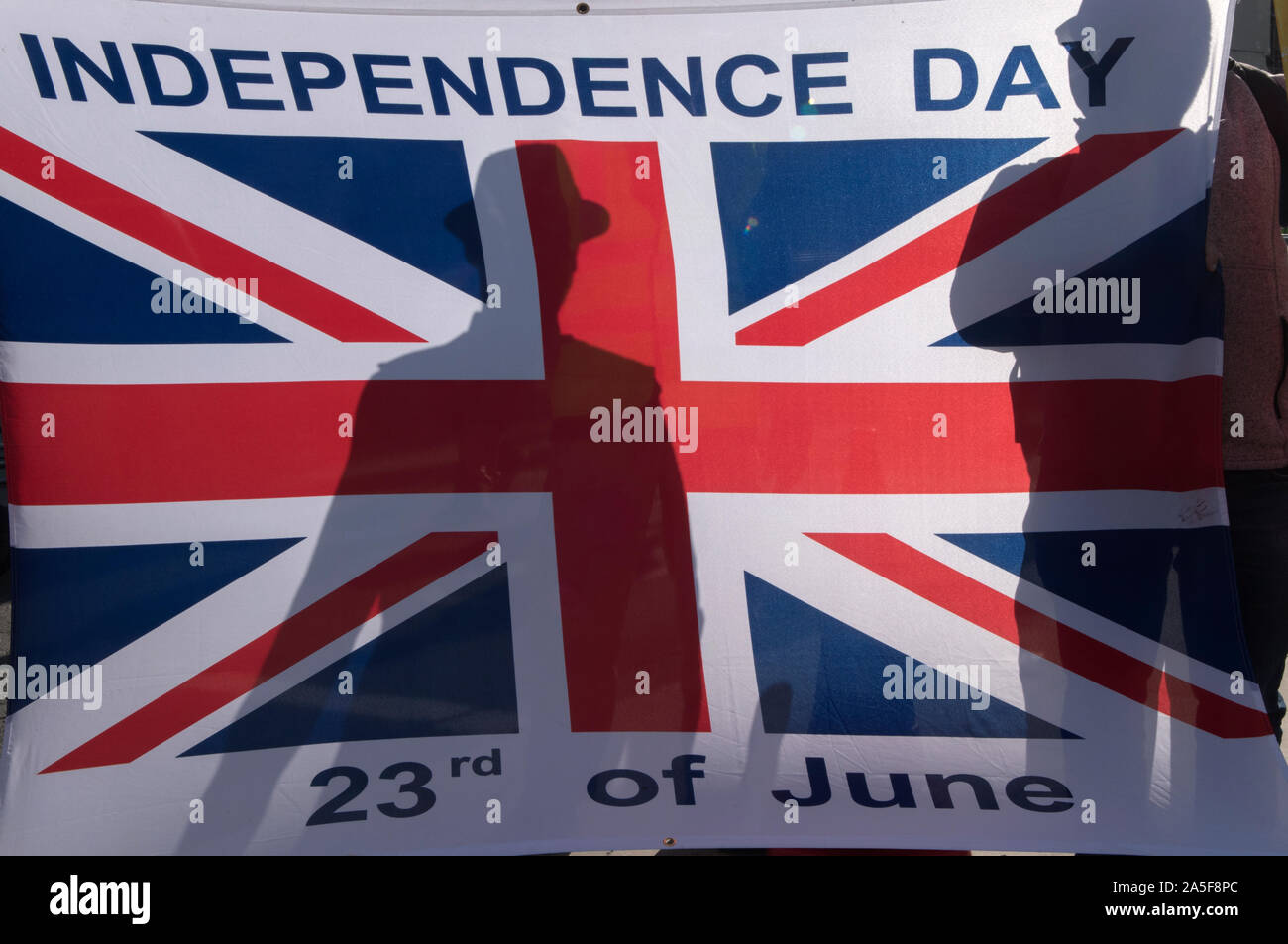 Brexit Group of Leavers, Brexiteers with Union Jack flag Independence Day 23 giugno 2016 la data del referendum per lasciare l'Unione europea. Super sabato 19 ottobre 2019 Parliament Square Londra 2010s UK HOMER SYKES Foto Stock