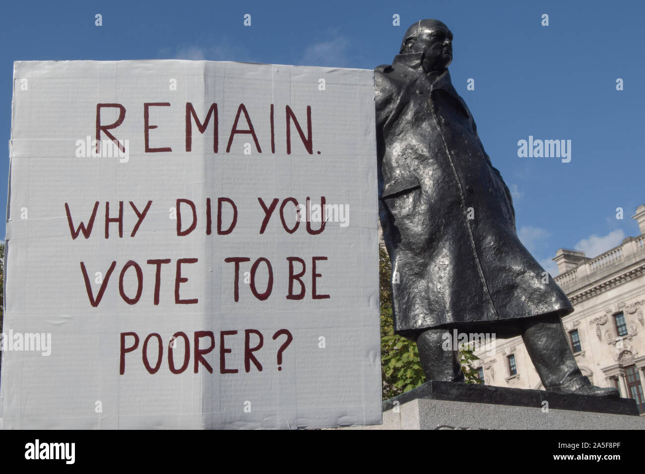 I popoli voto dimostrazione della campagna rimangono in Europa poster Churchill statua Brexit Super sabato 19 ottobre 2019 Parliament Square Londra REGNO UNITO. HOMER SYKES Foto Stock