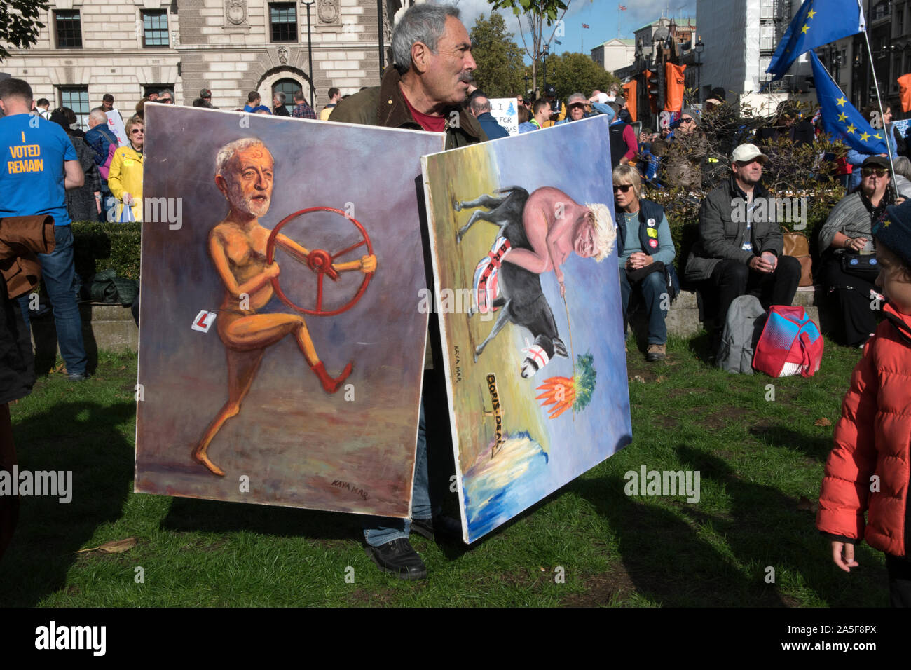 Kaya Mar artista turco fumettista politico con i suoi dipinti di Jeremy Corbyn e Boris Johnson. 2019 Londra UK. La dimostrazione in piazza del Parlamento per i popoli votazione campagna. HOMER SYKES Foto Stock