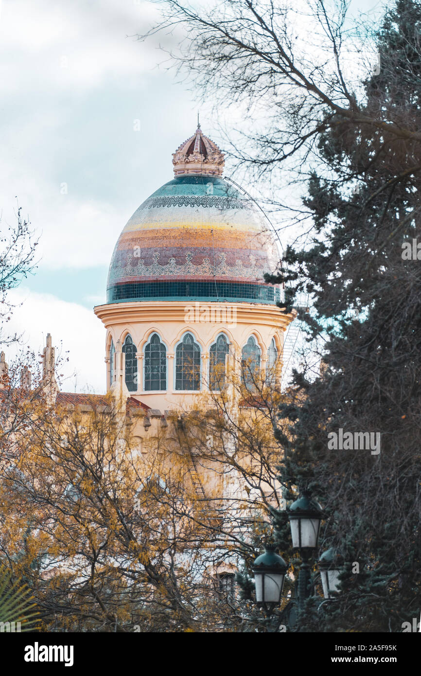 Cupola colorata della Parrocchia di Santa Teresa e di San José, in autunno. Madrid, Spagna Foto Stock