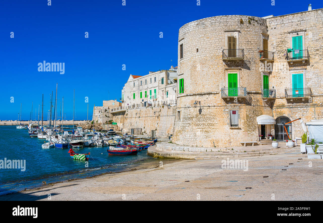 Il bellissimo lungomare di Giovinazzo, cittadina in provincia di Bari, Puglia), il sud dell'Italia. Foto Stock