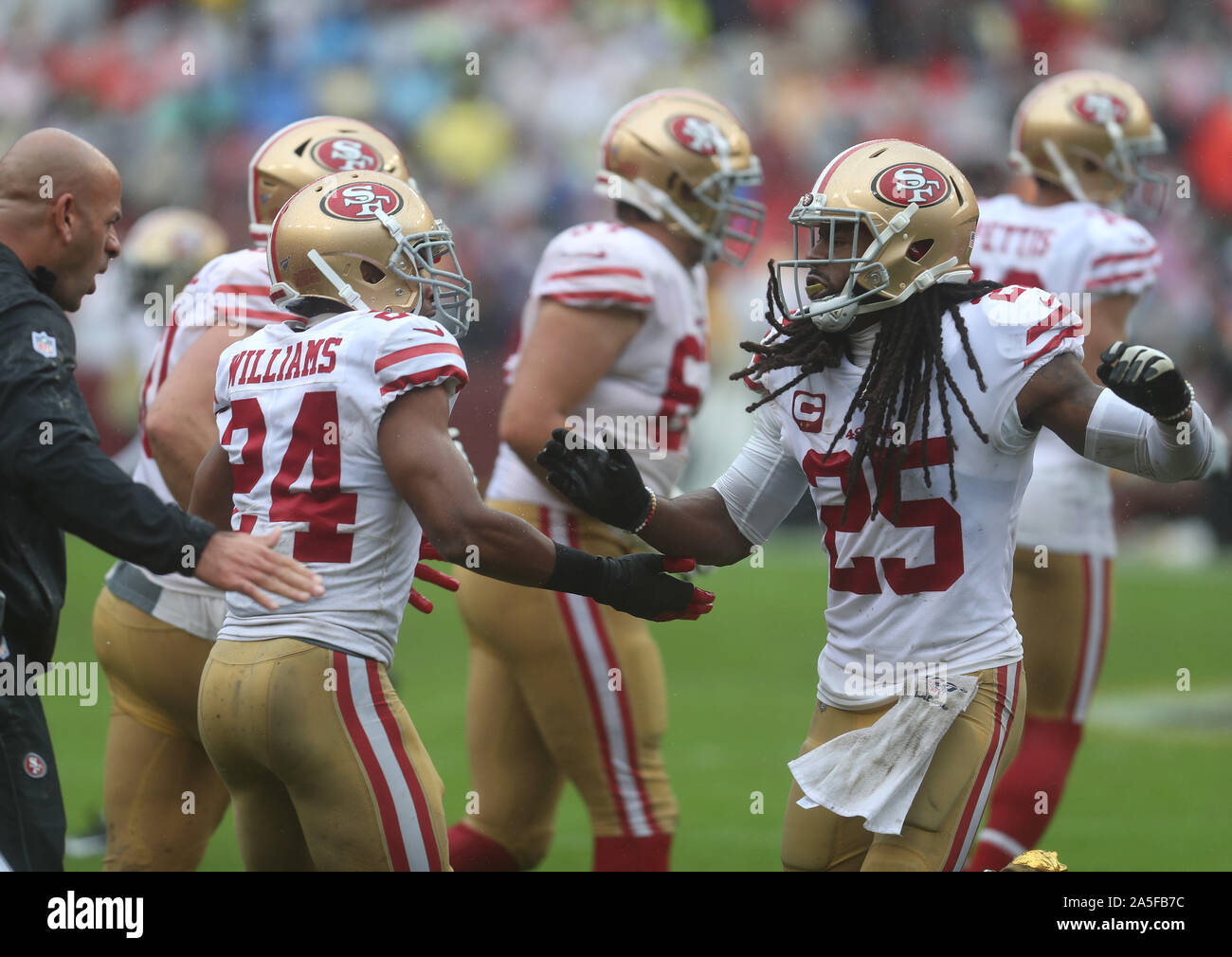 San Francisco 49ers CB Richard Sherman (25) festeggia con San Francisco 49ers CB K'Waun Williams (24) durante il secondo trimestre di una partita contro Washington Redskins a FedEx in campo Landover, Maryland il 20 ottobre 2019. Foto/ Mike Buscher/Cal Sport Media Foto Stock San Francisco 49ers CB Richard Sherman (25) festeggia con San Francisco 49ers CB K'Waun Williams (24) durante il secondo trimestre di una partita contro Washington Redskins a FedEx in campo Landover, Maryland il 20 ottobre 2019. Foto/ Mike Buscher/Cal Sport Media Foto Stock