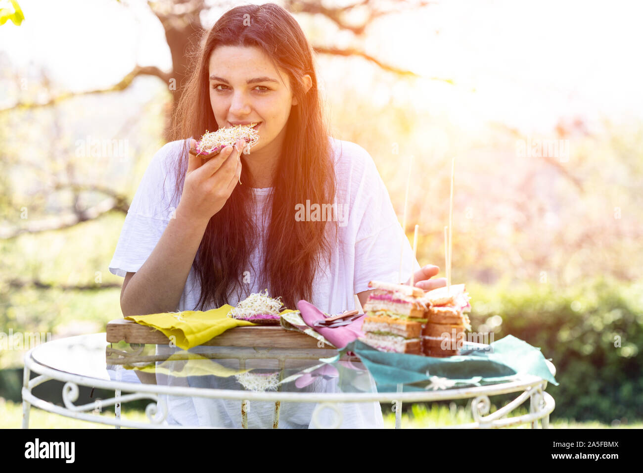 Giovane donna di mangiare cibo sano Foto Stock
