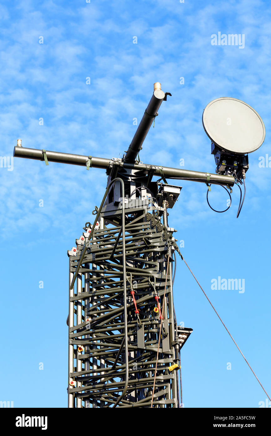 Campo apribile antenna TV per la realizzazione di radio intercettazione del nemico di segnali in tempo di guerra. Foto Stock