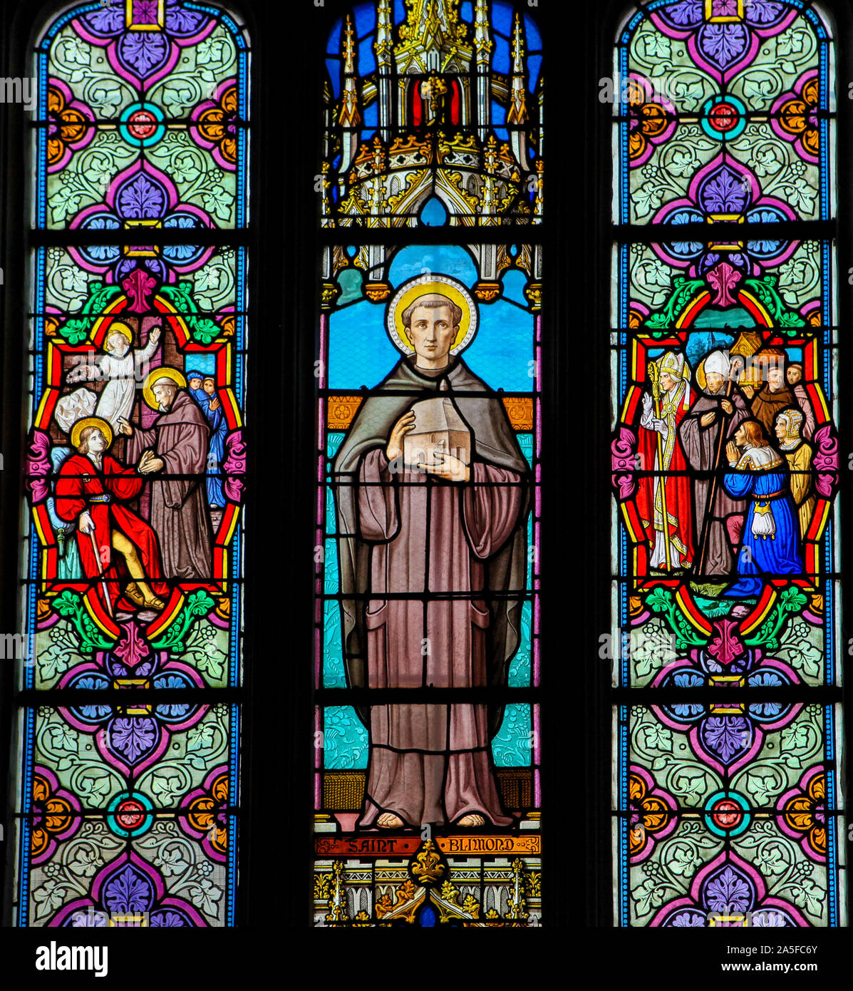 Vetro colorato nella chiesa di St Martin in St Valery sur Somme, Francia, raffiguranti San Bilmond, secondo abate di Saint-Valery-Sur-Somme Foto Stock