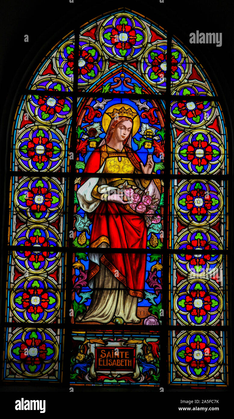 Vetro colorato nella chiesa di St Martin in St Valery sur Somme, Francia, raffiguranti Santa Elisabetta Foto Stock