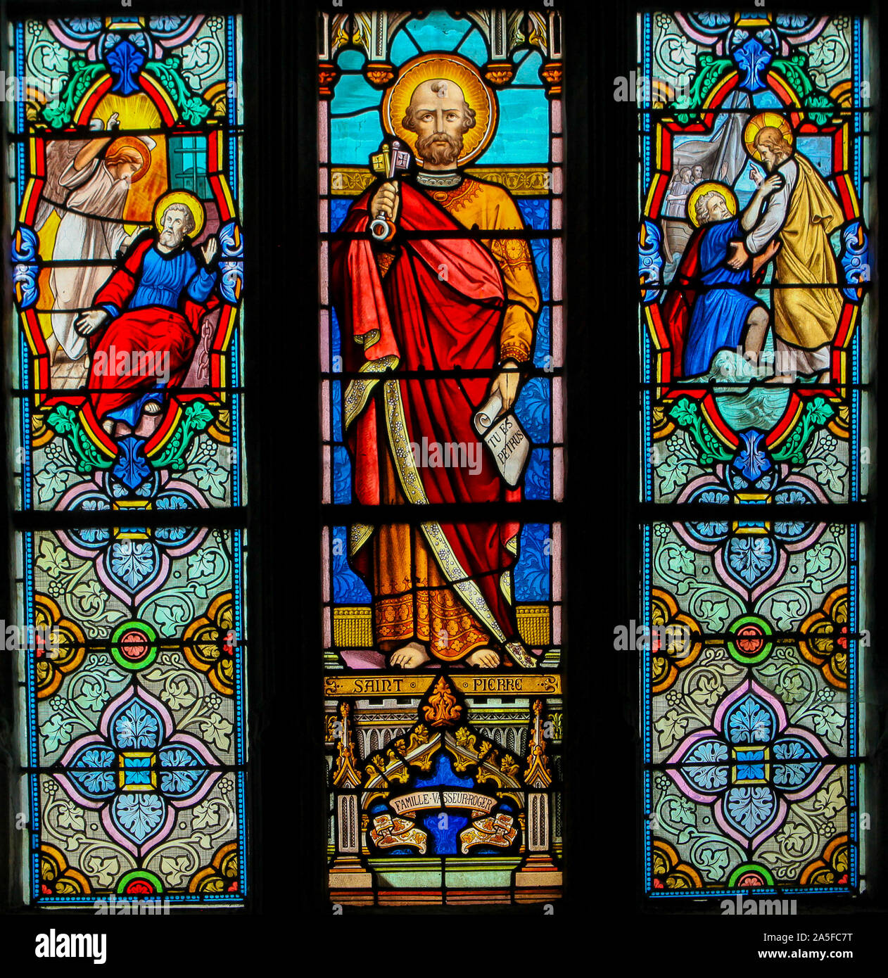 Vetro colorato nella chiesa di St Martin in St Valery sur Somme, Francia, raffigurante San Pietro o Petrus Foto Stock