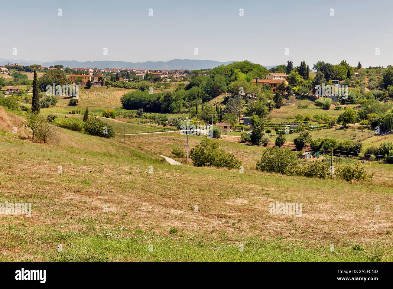 Estate lasndscape con vista su San Romano borgo in toscana, Western Italia. Foto Stock