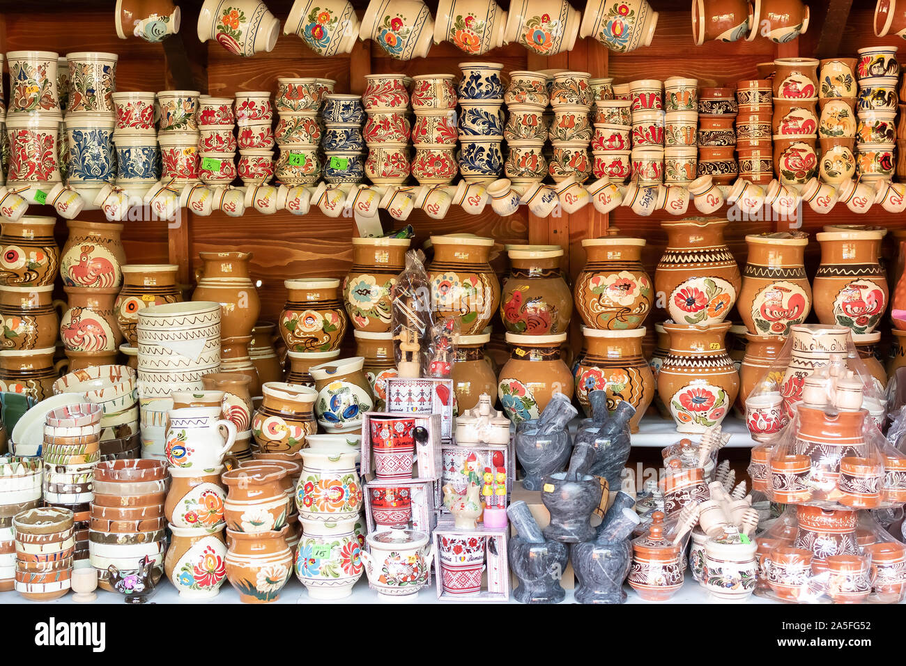 Bucovina, Romania, 15 settembre 2019 - rumeno di souvenir. Abbigliamento  tradizionale e gli accessori all'interno showroom rumeno souvenir shop in  Bucovina Foto stock - Alamy