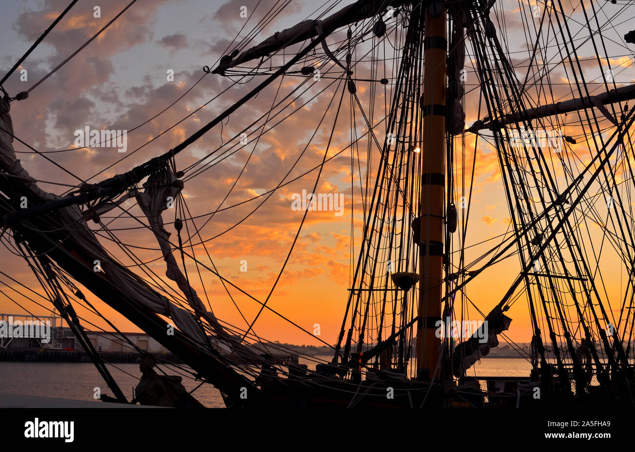 Il tramonto visto attraverso la silhouette di un Tall Ship, San Diego, California, Stati Uniti d'America Foto Stock