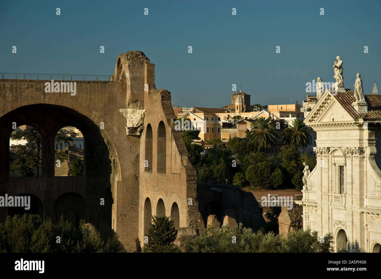 Basilica di Costantino, nome originale Basilica di Massenzio (L) nel Foro Romano e la Basilica di Santa Francesca Romana (R), Roma, Italia. Foto Stock