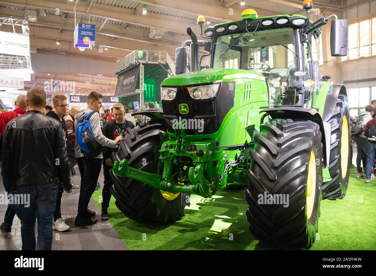 POZNAN, Polonia - Ottobre, XIX 2019: trattore John Deere a PGA 2019. PGA2019 è un computer giochi e divertimento evento organizzato nella città polacca di P Foto Stock