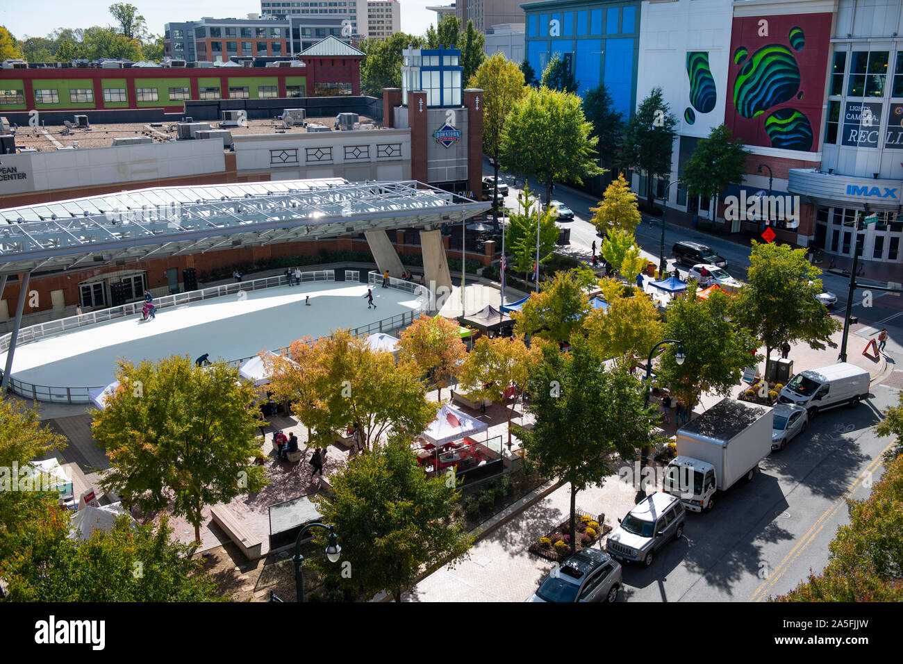 Stati Uniti Maryland MD Silver Spring autunno autunno veterani del parco con pista di pattinaggio su ghiaccio in uso Foto Stock