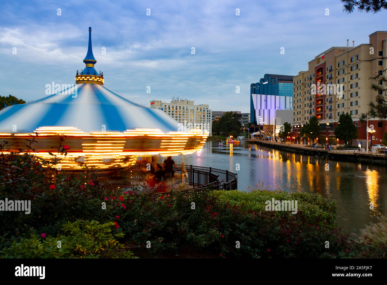 Stati Uniti Maryland MD Montgomery County Gaithersburg RIO a Washingtonian Center con una giostra shopping pranzo intrattenimento film da un lago Foto Stock