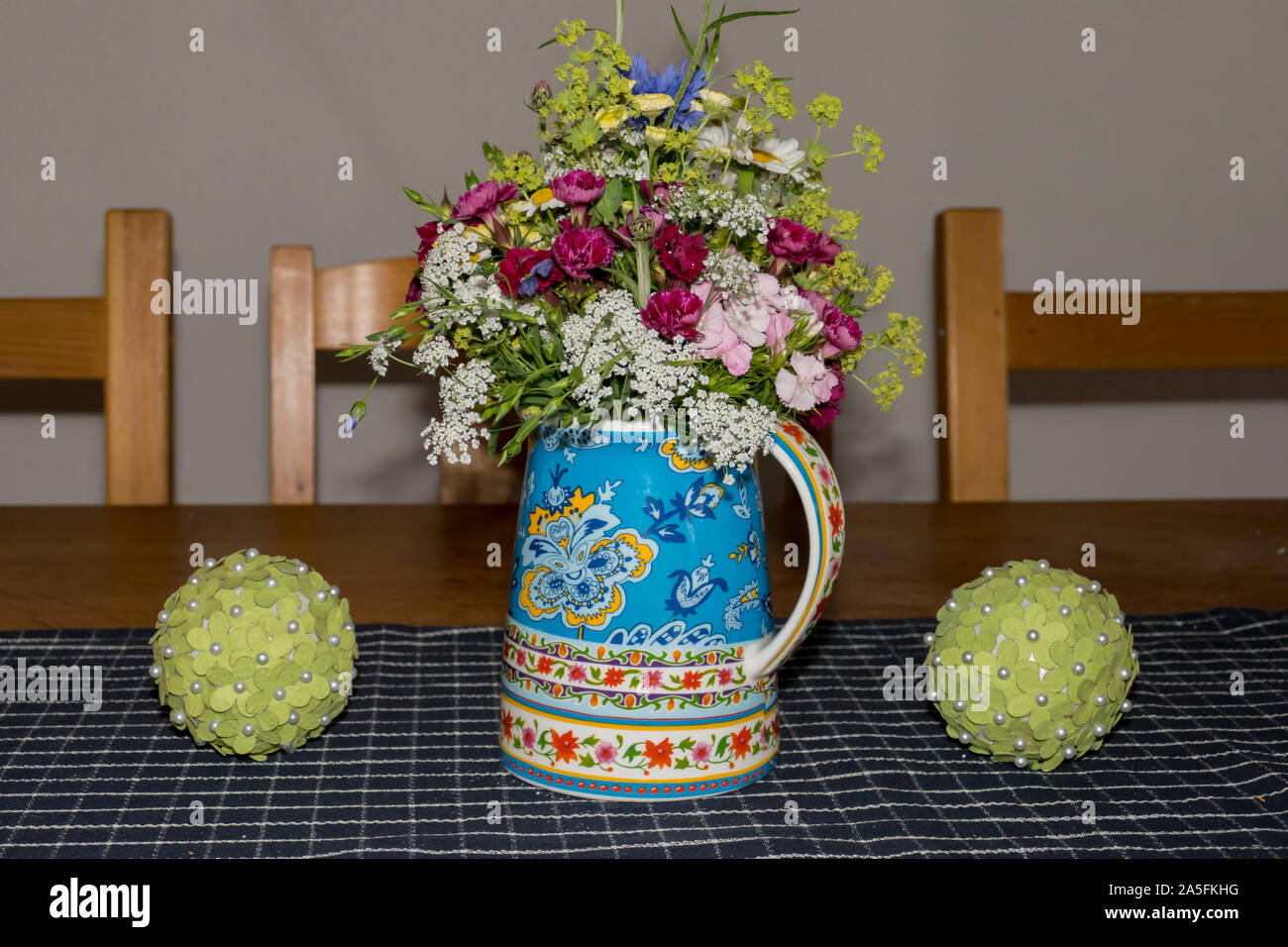 Blumenstrauß mit Rosen und Wiesenblumen festlich arrangiert Foto Stock