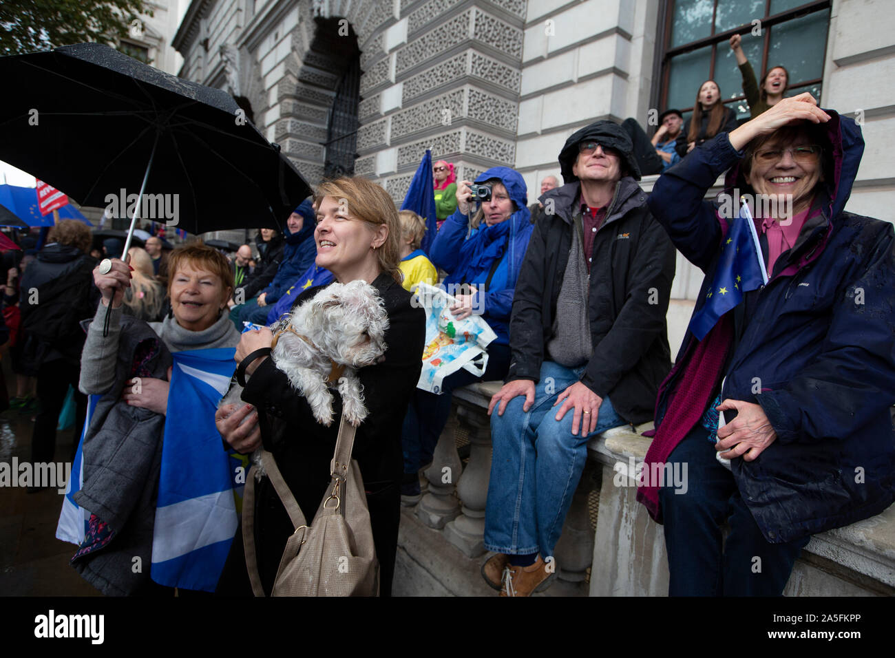 Londra, Inghilterra ,19 ottobre 2019; voto popolare marzo chiedendo un secondo referendum su Brexit. Una donna celebra in udienza che il Letwin bill è appena stata approvata in Parlamento Foto Stock