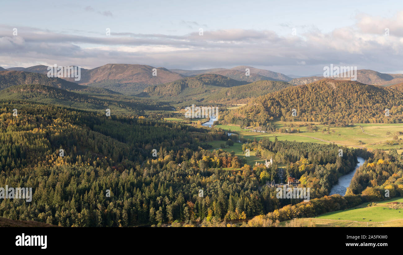 Il Castello di Balmoral su un autunno mattina accoccolato tra il fiume Dee e il Grampian Mountains Foto Stock