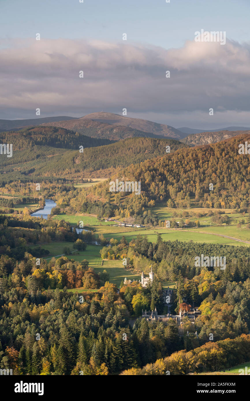 Una vista ad ovest da sopra il castello di Balmoral nel Parco Nazionale di Cairngorms lungo il fiume Dee Valley in autunno. Foto Stock