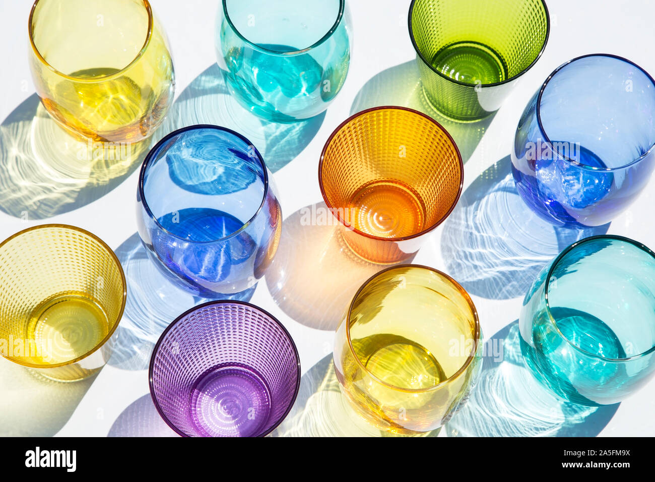 Vetri colorati con le ombre Foto Stock