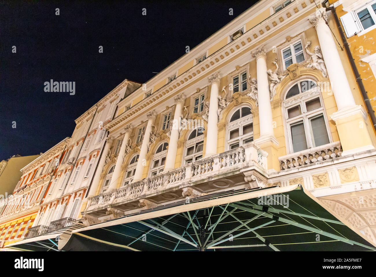 Architettura Barqoque su uno degli edifici di rivestimento del Korzo (zona pedonale), Rijeka, Croazia Foto Stock