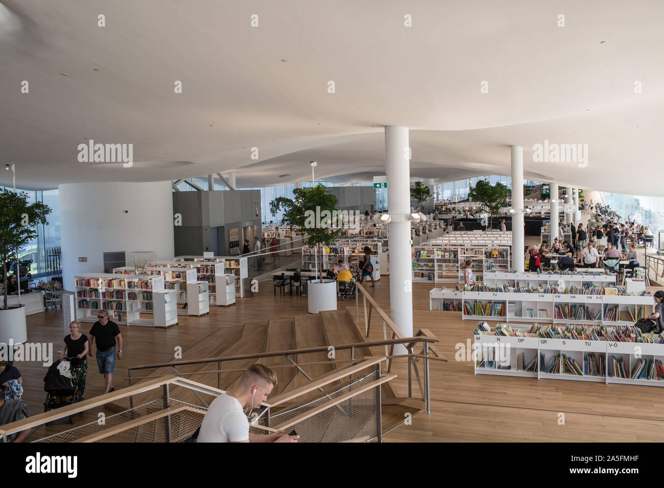Helsinki, Finlandia - 09 giugno 2019 :l'Helsinki è di nuovo pubblico Biblioteca Centrale Oodi con una vasta gamma di servizi e strutture Foto Stock