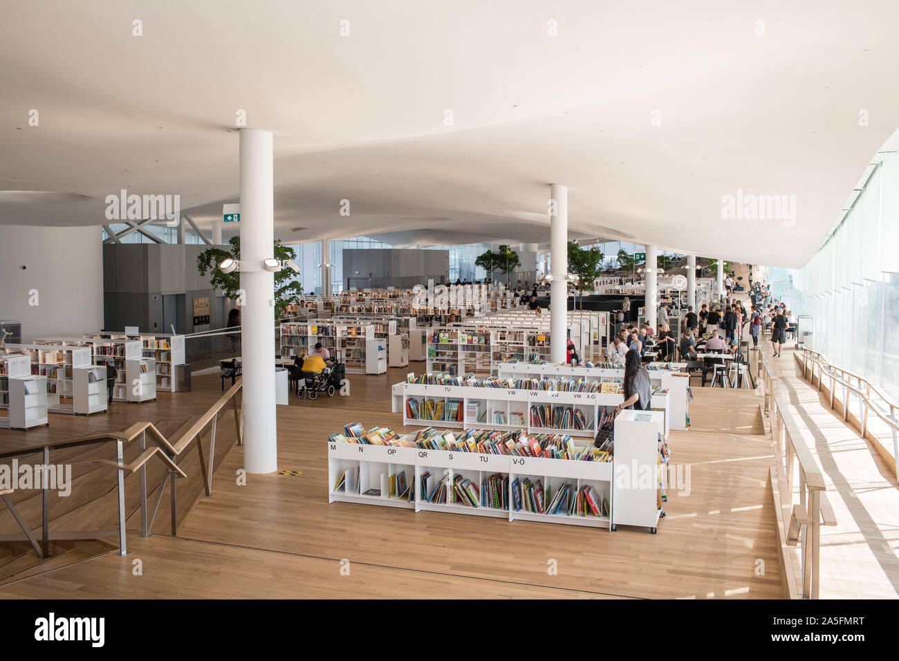 Helsinki, Finlandia - 09 giugno 2019 :l'Helsinki è di nuovo pubblico Biblioteca Centrale Oodi con una vasta gamma di servizi e strutture Foto Stock