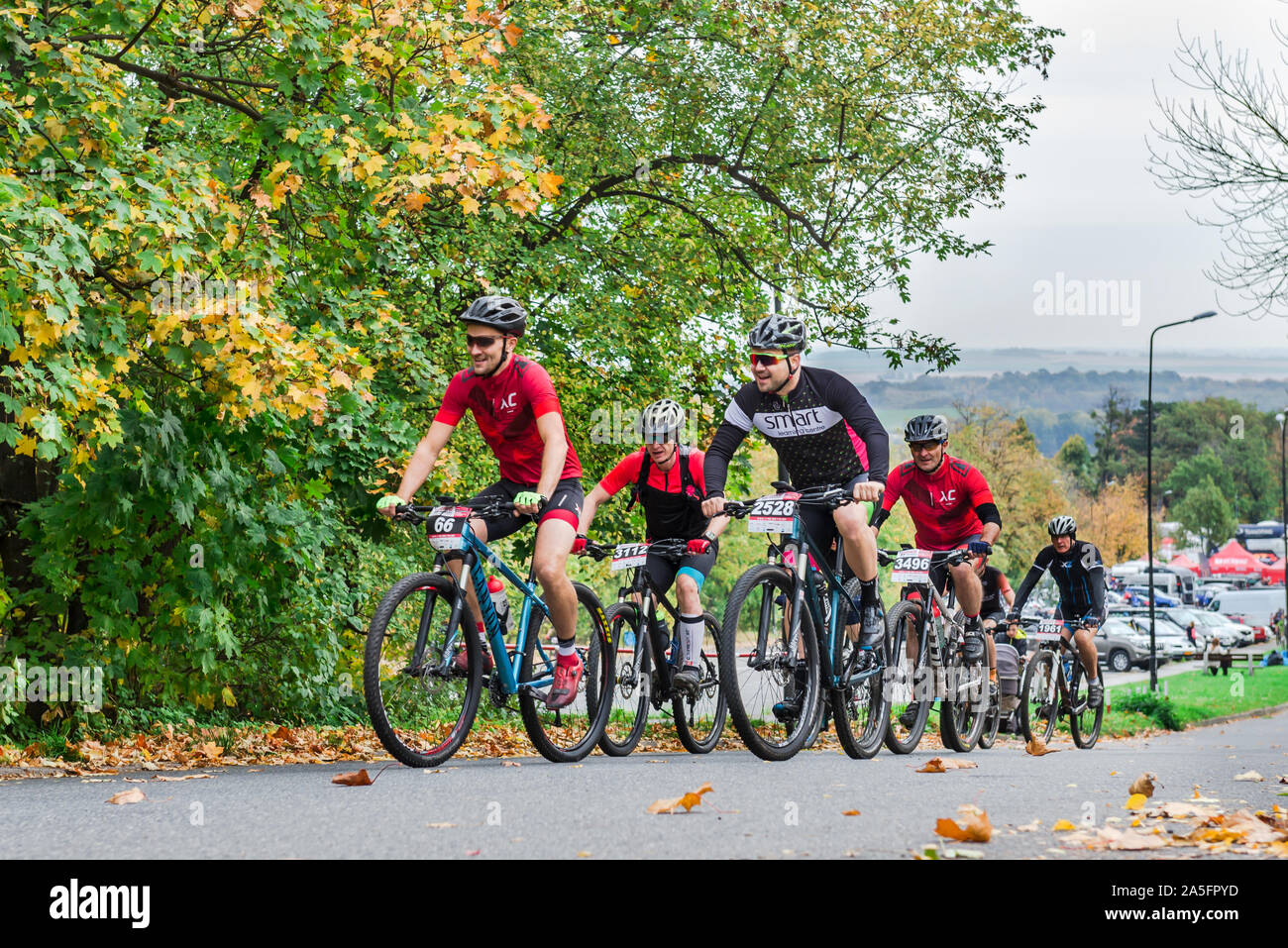 Polonia, Sobotka - 19 ottobre 2019: gruppo di mens competere in mountain bike racing Foto Stock