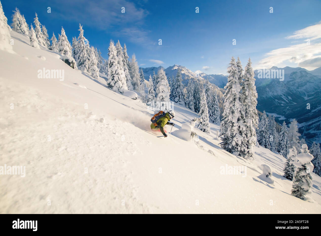 L'uomo sciare nella neve profonda nelle Alpi austriache, Zauchensee, Salisburgo, Austria Foto Stock