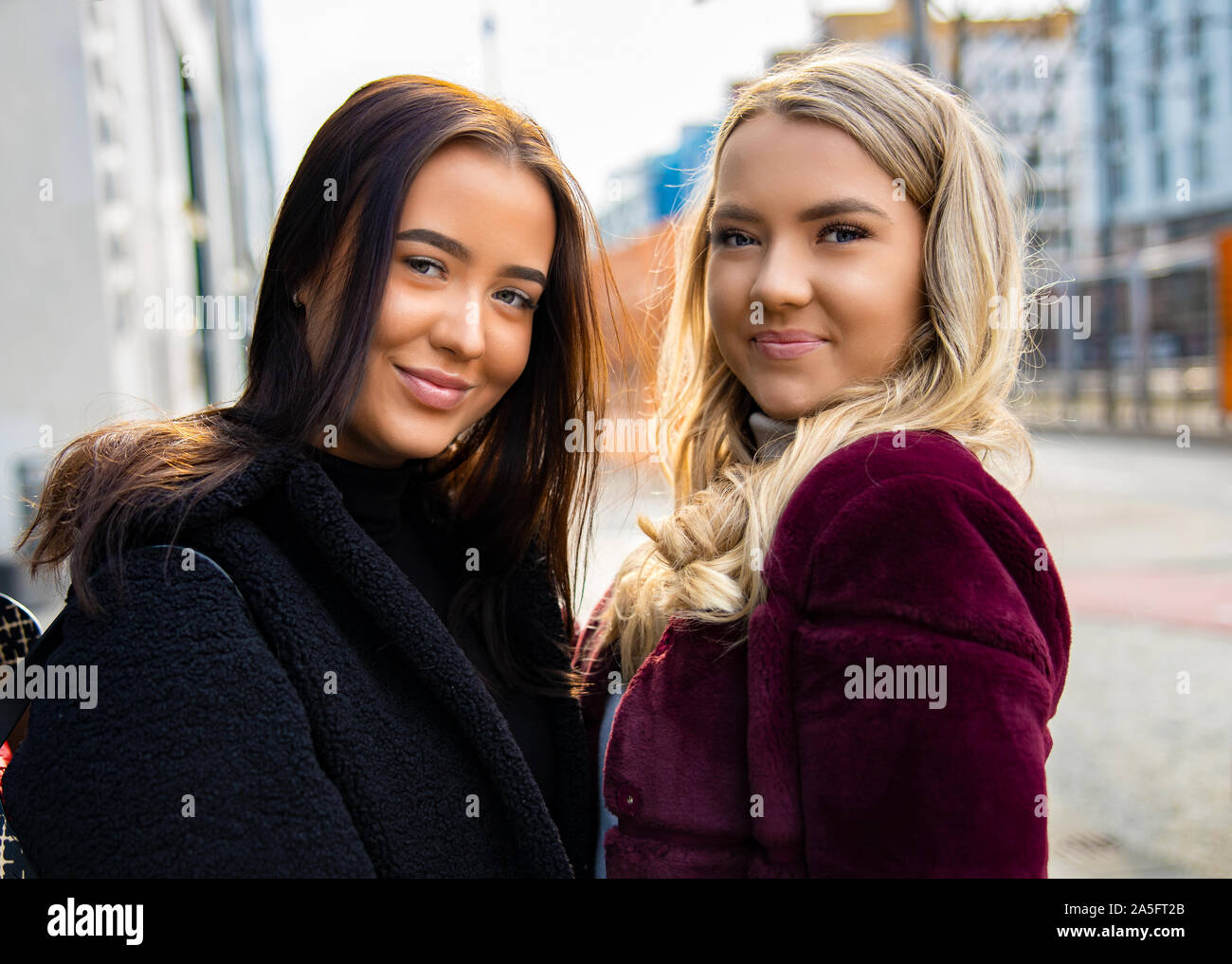Close-up ritratto di felice e belle donne giovani amici in città Foto Stock