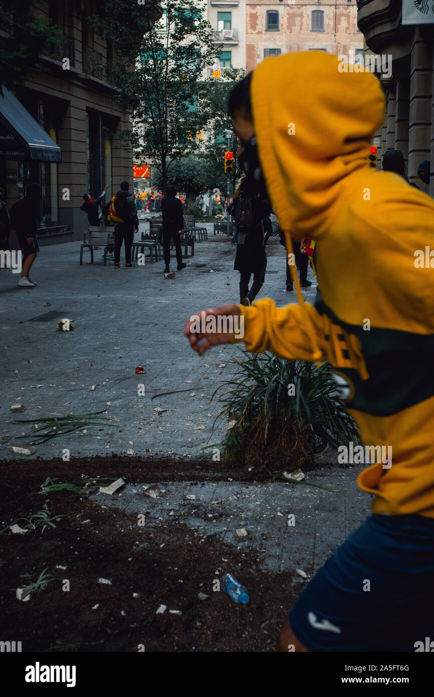 Giovane uomo in esecuzione durante le sommosse vicino a Via Laietana, Barcellona, Spagna Foto Stock