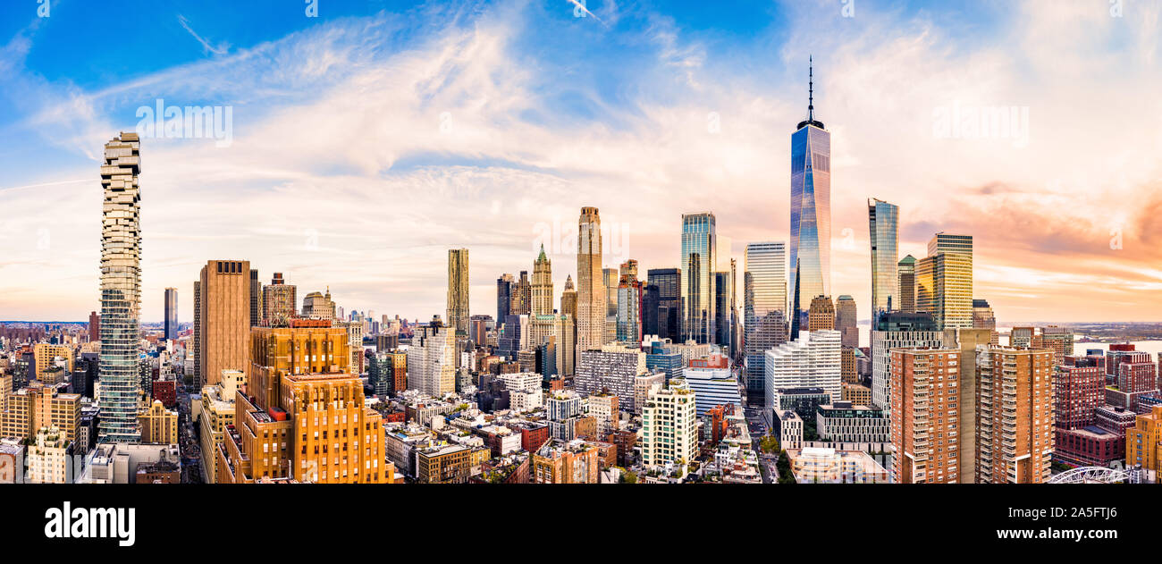 Panoramica aerea di Lower Manhattan skyline al tramonto Foto Stock